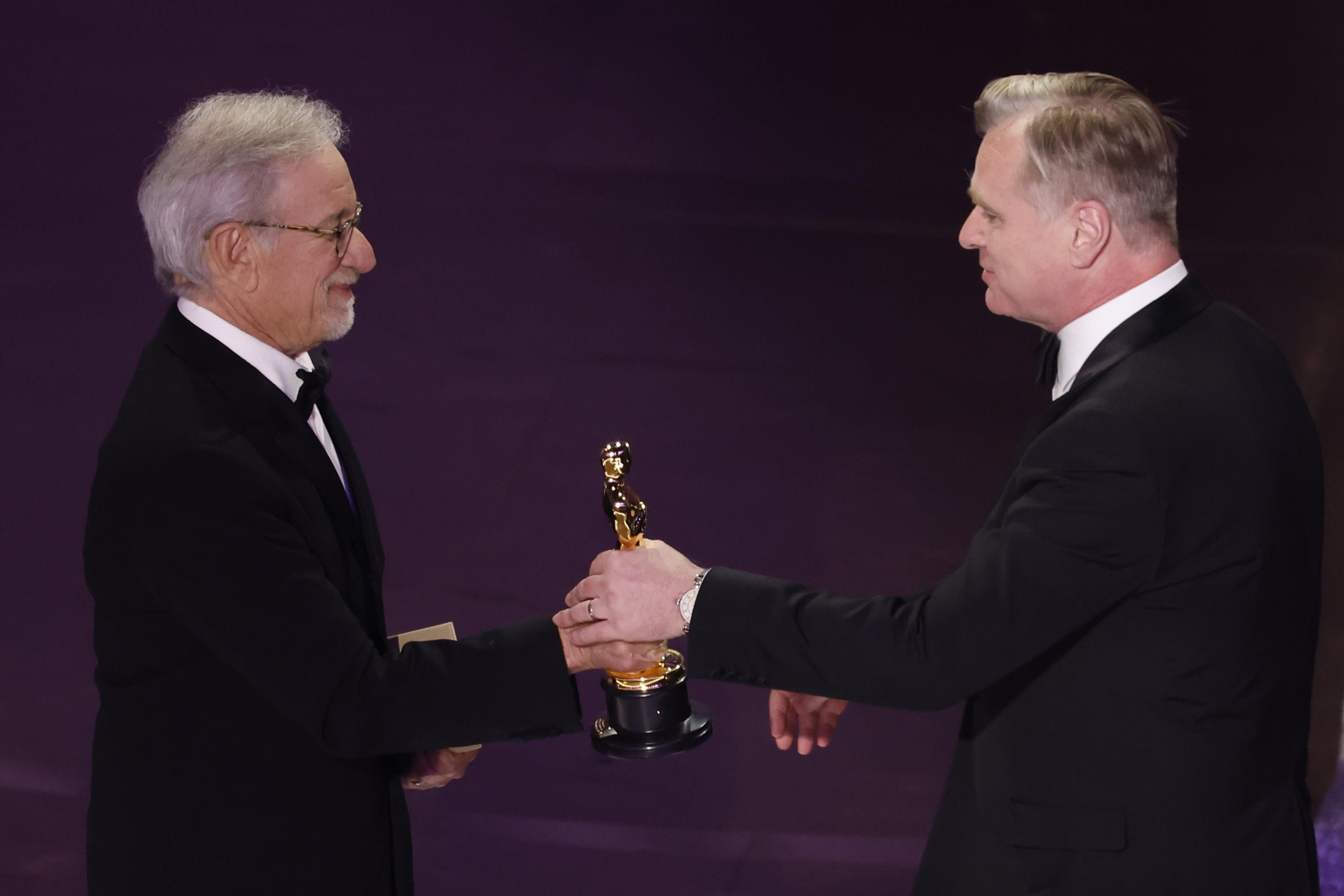 Steven Spielberg entrega a Christopher Nolan el Oscar a mejor director por 'Oppenheimer'.