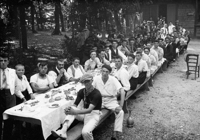 Almuerzo festivo de los trabajadores de la factorí de hilaturas Crespi, en la ribera del rio Adda.