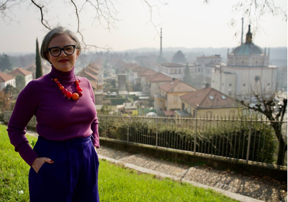 Alessandra Selmi ante la colonia obrera de Crespi d'Adda, en Lombardía