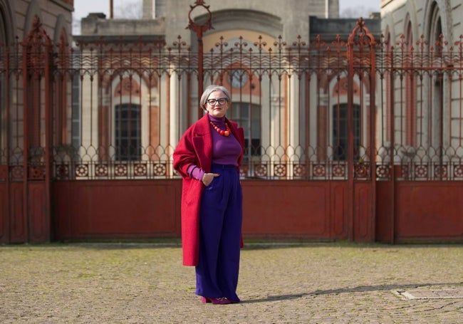 Alessandra Selmi ante la fachada de la fábrica textil de los Crespi, hoy Patrimonio de la Humanidad, como toda la colonia.