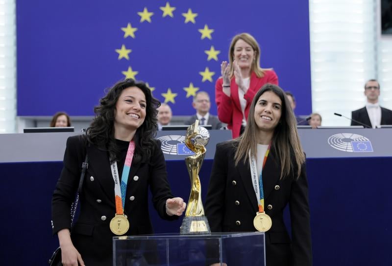 Las futbolistas del equipo nacional de fútbol femenino español Ivana Andrés (i) y Alba Redondo (d)