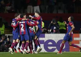 Los jugadores del Barça celebran el gol de Lewandowski que sentenció el pase a cuartos de la Champions.