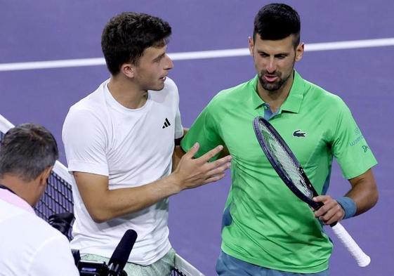 Novak Djokovic saluda a Luca Nardi tras el partido.