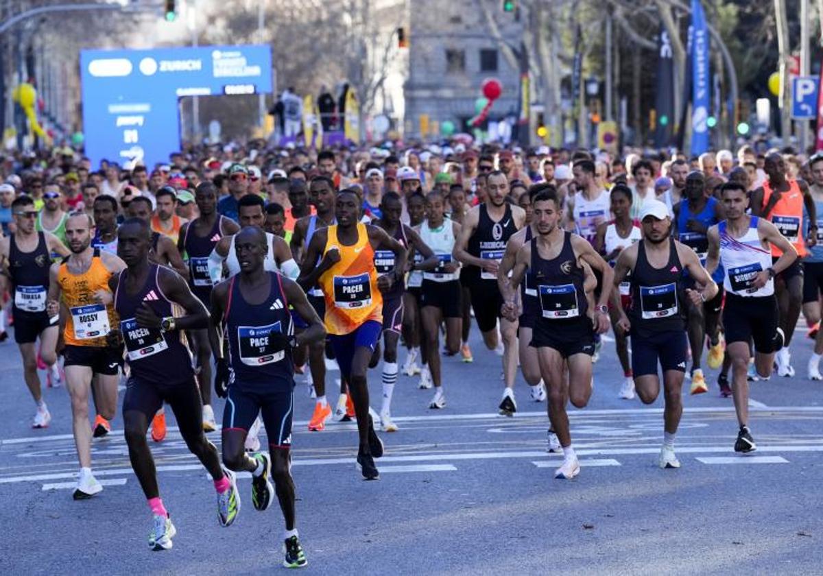 Corredores durante la Maratón de Barcelona.