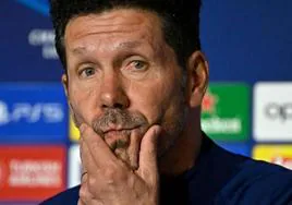 Diego Pablo Simeone, entrenador del Atlético, con gesto de preocupación.