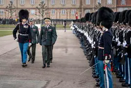 El rey Federico de Dinamarca pasa revista a sus tropas.