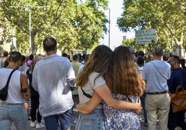 Dos jóvenes participan en una concentración en Barcelona contra la LGTBIfobia.