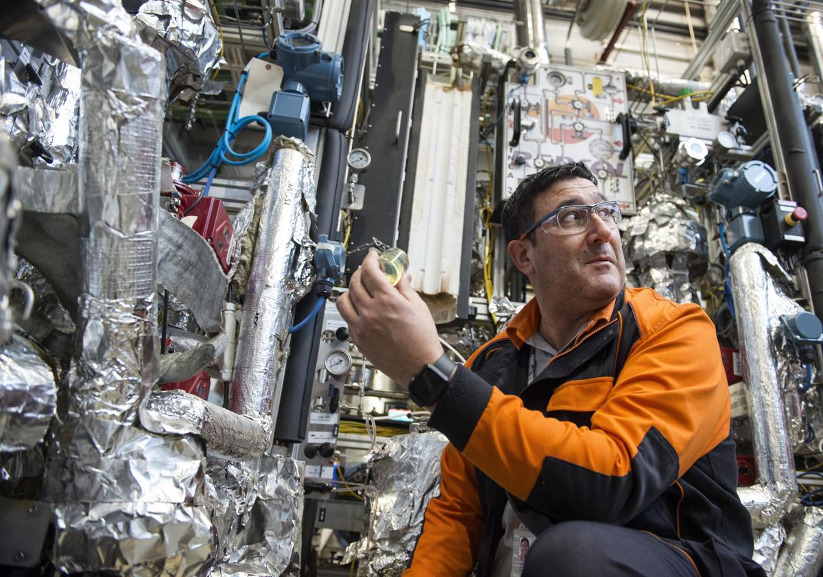 Imagen principal - Trabajos en las plantas piloto de Repsol.