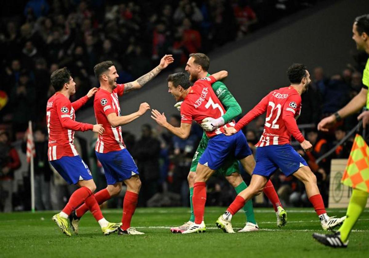 Los jugadores del Atlético felicitan a Jan Oblak y celebran el pase a cuartos.