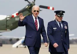 Biden saluda antes de embarcar en el Air Force One para viajar este miércoles hasta Milwaukee.