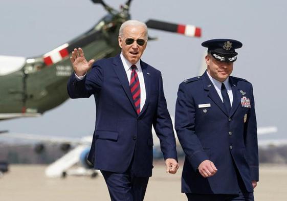 Biden saluda antes de embarcar en el Air Force One para viajar este miércoles hasta Milwaukee.