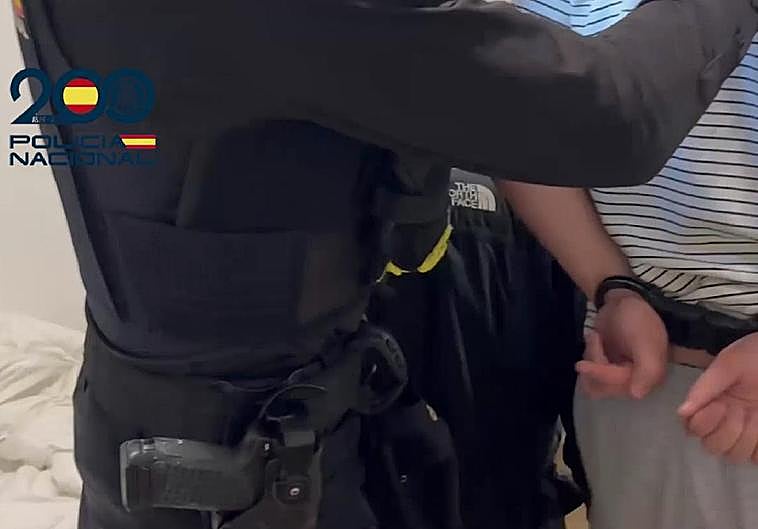 Detención de los integrantes del grupo criminal por parte de los agentes de la Policia Nacional.