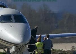 Momento el que el rey emérito Juan Carlos, baja del avión privado, donde ha aterrizado a las 11.30 horas de este miércoles en el aeropuerto de Foronda (Vitoria).