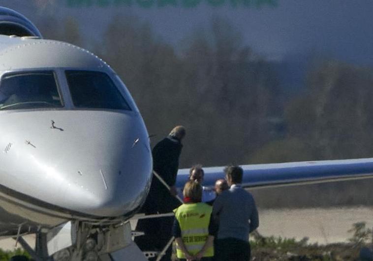 Momento el que el rey emérito Juan Carlos, baja del avión privado, donde ha aterrizado a las 11.30 horas de este miércoles en el aeropuerto de Foronda (Vitoria).