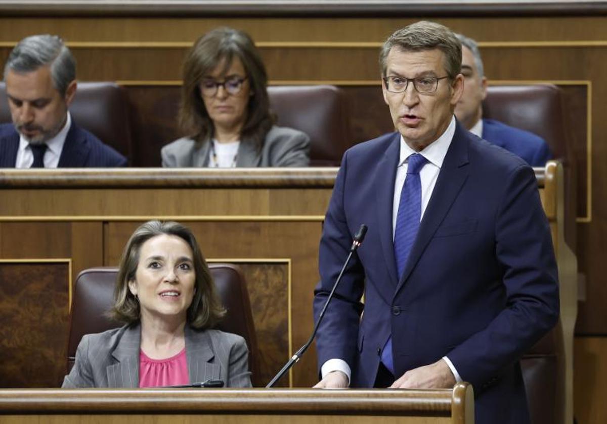 El presidente del PP, Alberto Núñez Feijóo, interviene durante la sesión de control al Gobierno este miércoles.