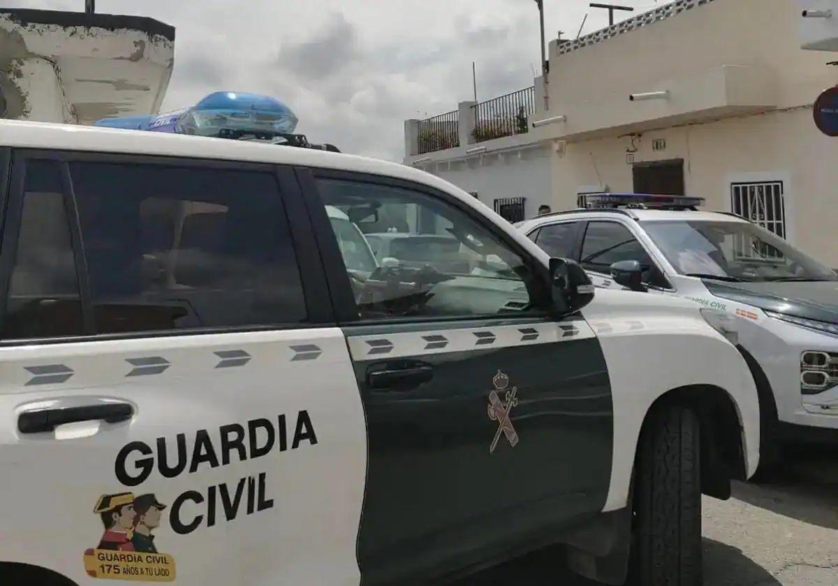 Imagen de archvo de dos vehículos de la Guardia Civil.