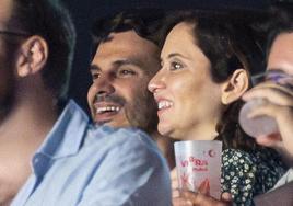 La presidenta de la Comunidad de Madrid, Isabel Díaz Ayuso, con su novio en la celebración en la capital del Mad Cool el pasado julio.