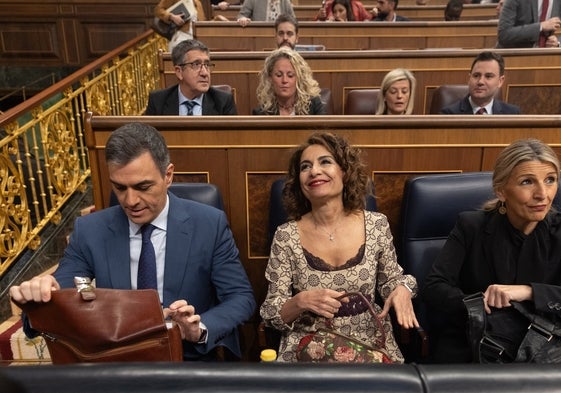 La vicepresidenta primera y ministra de Hacienda, María Jesús Montero, entre el presidente y la vicepresidenta segunda y líder de Sumar, Yolanda Díaz