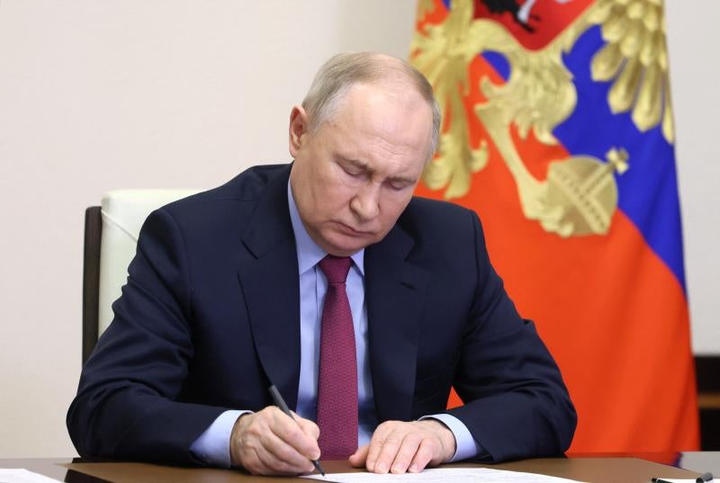 Putin firma un documento en la residencia estatal de Novo-Ogaryovo.