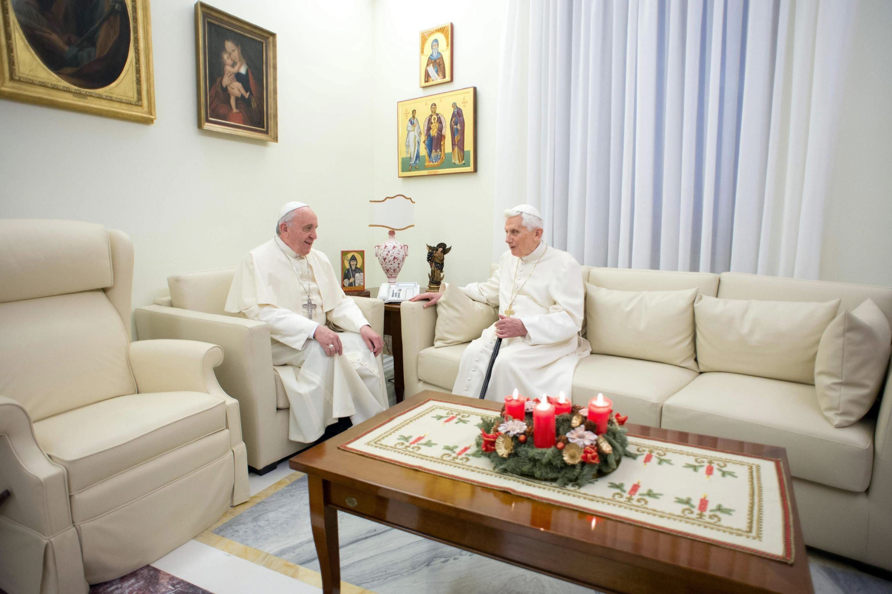 Una imagen para la historia, una conversación entre dos papas: Bergoglio y el emérito Ratzinger.