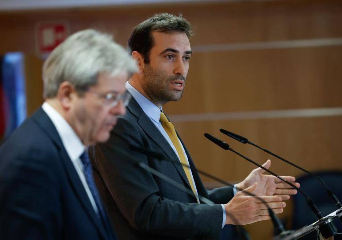 El ministro de Economía, Carlos Cuerpo, y el comisario europeo, Paolo Gentiloni, en Madrid.