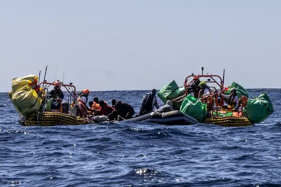La tripulación del 'Ocean Viking' rescata a los inmigrantes, cuya lancha quedó a la deriva tras una avería en el motor.
