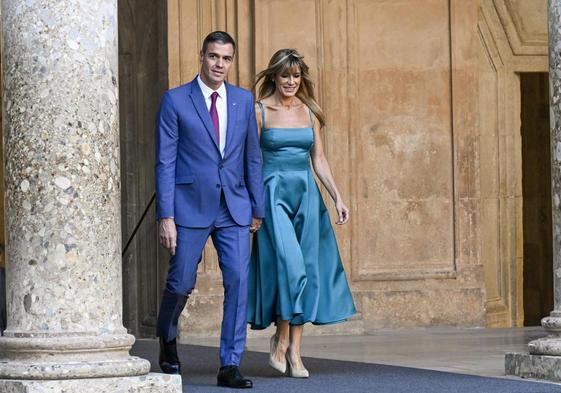 Pedro Sánchez, acompañado de su esposa Begoña Gómez, a su llegada al palacio de Carlos V durante la III Cumbre de la Comunidad Política Europea de 2023.