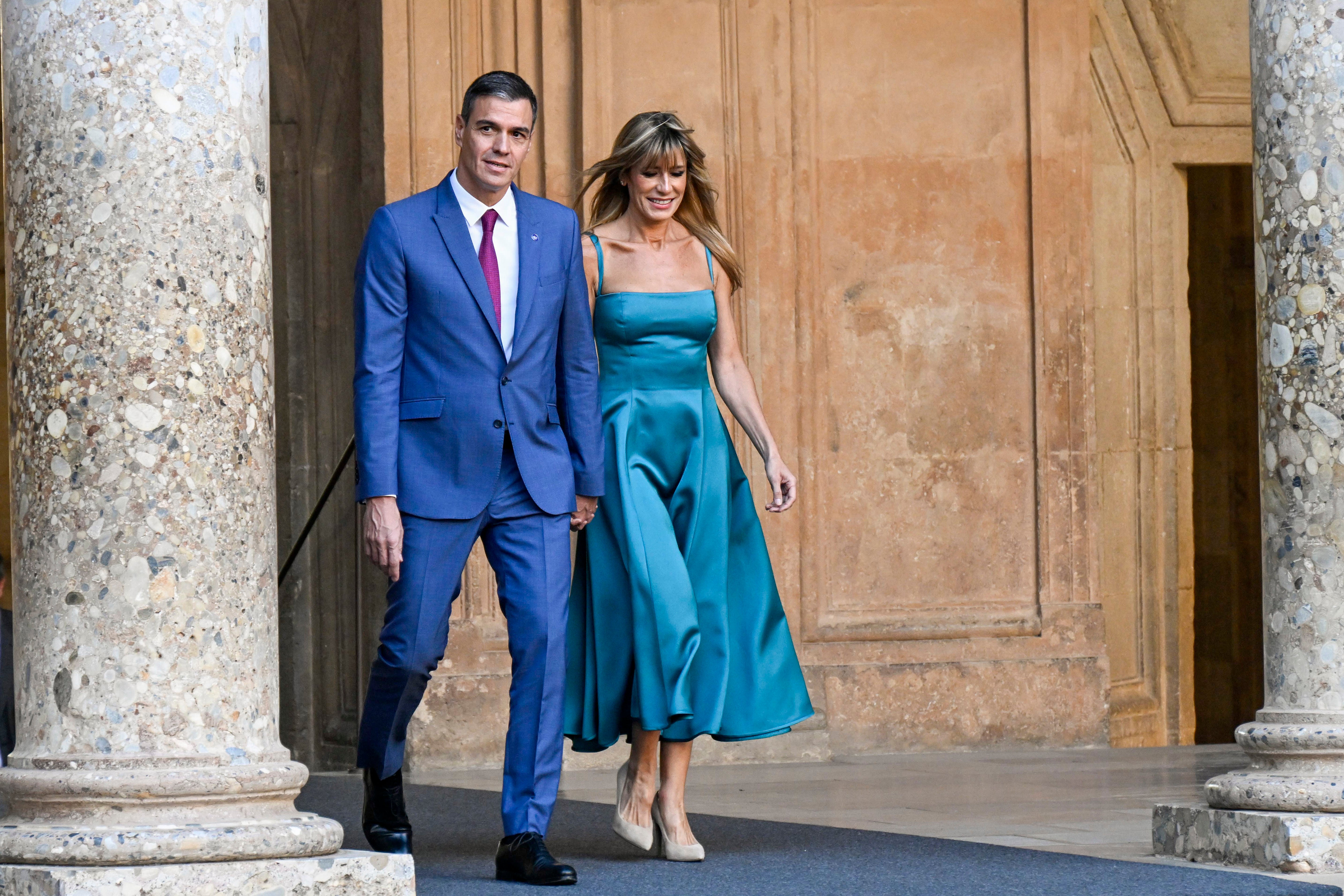 Pedro Sánchez, acompañado de su esposa Begoña Gómez, a su llegada al palacio de Carlos V durante la III Cumbre de la Comunidad Política Europea de 2023.