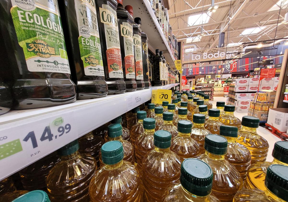 Botellas de aceite en un supermercado de BIlbao.