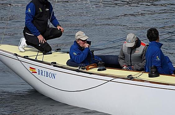 Juan Carlos I y la infanta Elena salen a navegar por la Ría de Pontevedra
