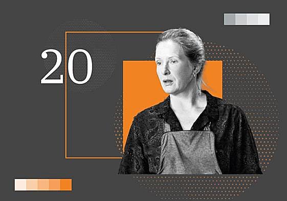 Frances Conroy como Ruth Fisher.