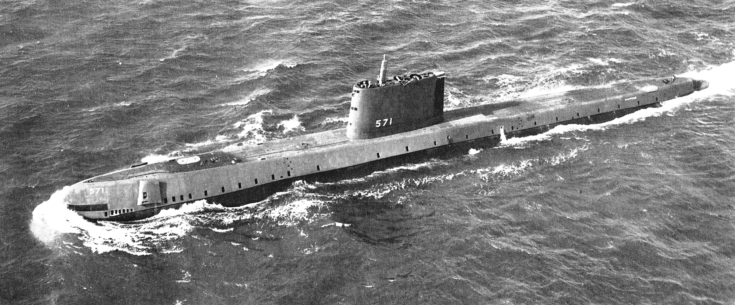 El USS Nautilus durante sus pruebas de mar iniciales, 20 de enero de 1955.