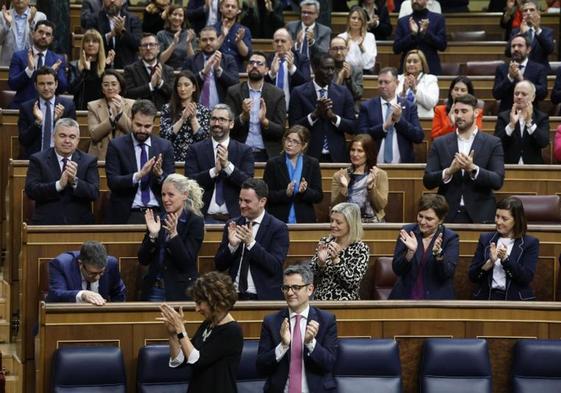 La bancada socialista aplaude ayer a Patxi López tras su intervención.