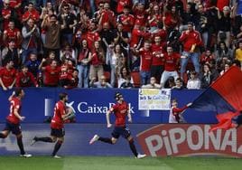 Ante Budimir celebra un gol ante el Real Madrid