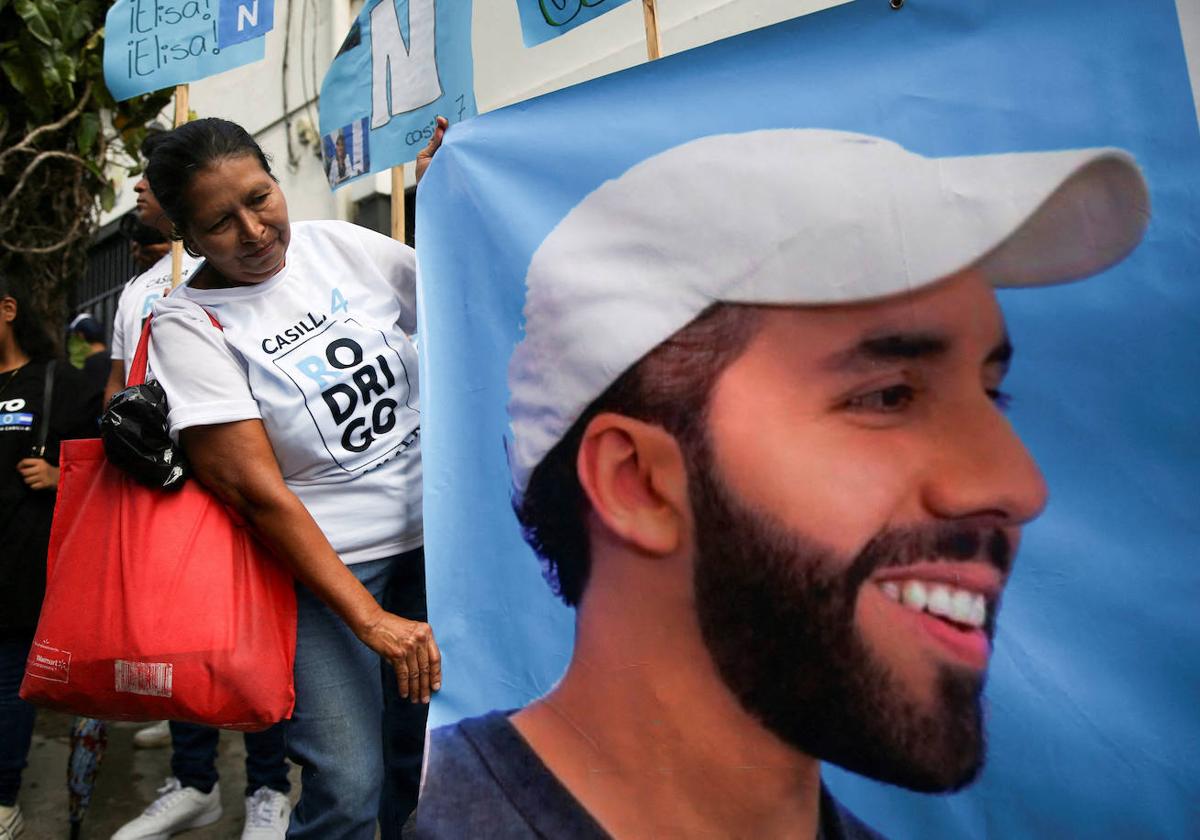 Una simpatizante exhibe un retrato del presidente salvadoreño, Nayib Bukele.