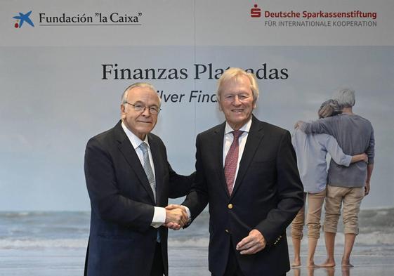 El presidente de la Fundación »la Caixa», Isidro Fainé, y el presidente de la Sparkassenstiftung alemana, Heinrich Haasis, en el acto de firma del acuerdo.