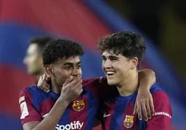 Los jugadores del FC Barcelona, Lamine Yamal (i) y Pau Cubarsí,