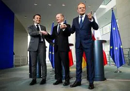 Macron, Scholz y Tusk estrechan sus manos.