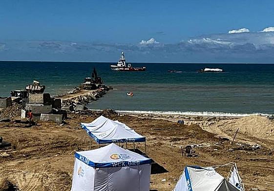 El 'Open Arms', fondeado ante la playa de Gaza, descargará los suministros mediante una barcaza.