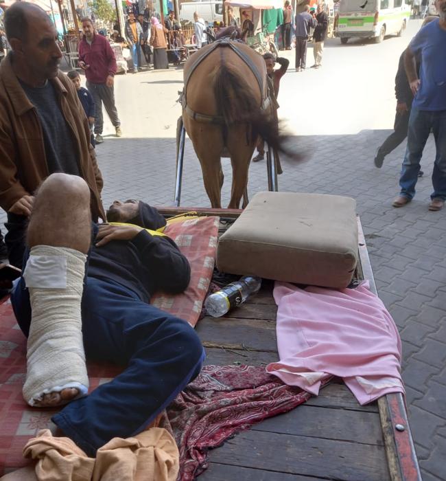 Un herido en un reparto de comida es trasladado al hospital Al-Shifa en un caballo que sirve como ambulancia.