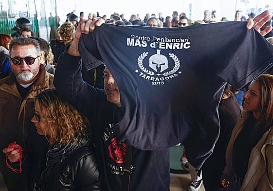 Una protesta de funcionarios de prisiones ante la Conselleria deriva en cargas policiales