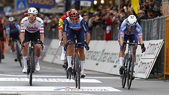 Philipsen, el más veloz de la Milán-San Remo más rápida