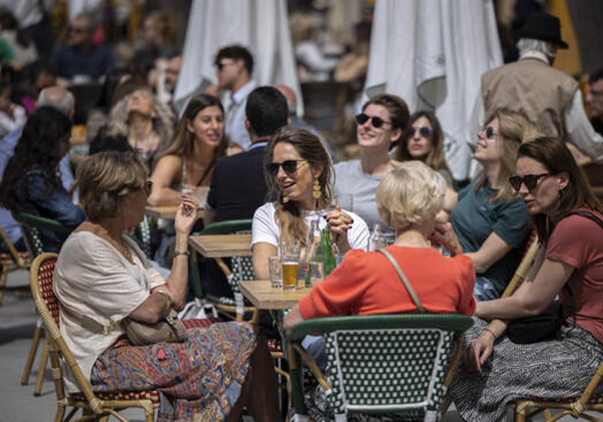 Clientes en una terraza de Valencia.