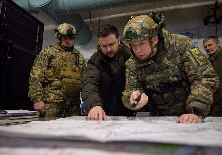 Zelenski, en una de sus visitas a las tropas en la región de Járkov.