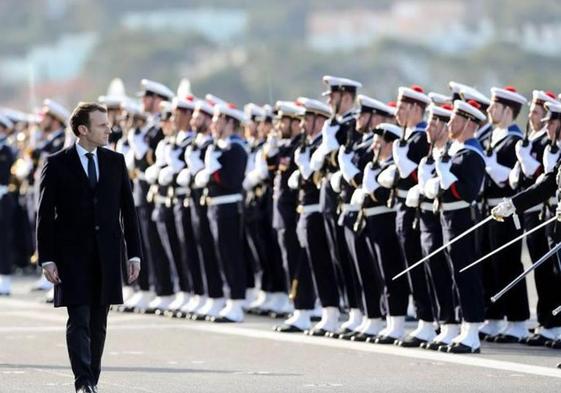 Macron pasa revista ante miembros de la Armada francesa.