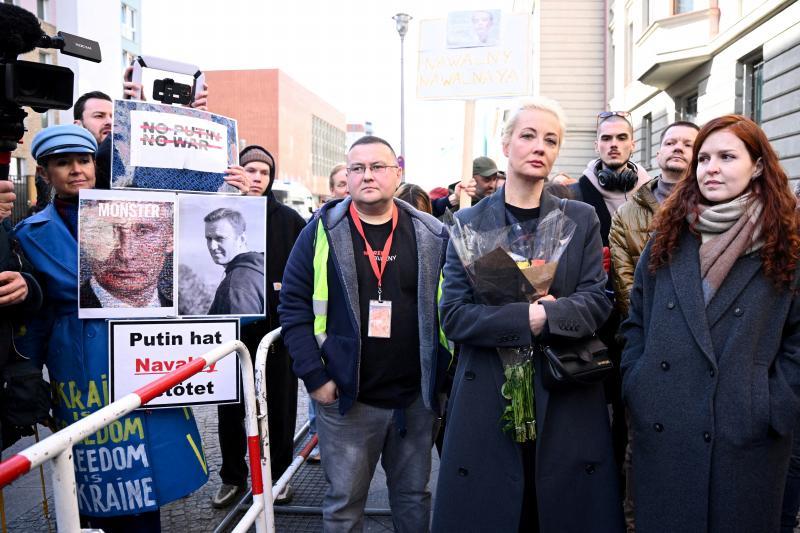 Julia Navalnaya, la viuda del fallecido Alexéi Navalni, participa este domingo en un acto de protesta contra Putin delante de la embajada rusa en Berlín.