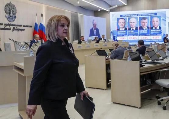 El panel de la comisión electoral muestra la victoria de Vladímir Putin en las primeras horas de recuento de las papeletas.