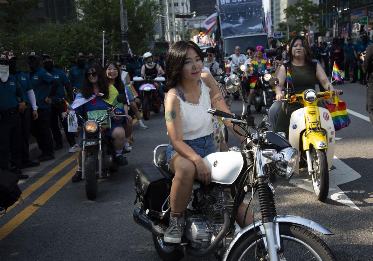 Feministas y miembros del colectivo LGTBI en una manifestación por Seúl.