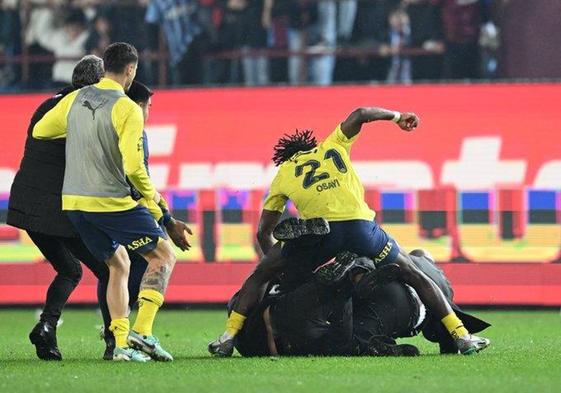 Aficionados del Trabzonspor atacan a jugadores del Fenerbahçe y terminan a golpes