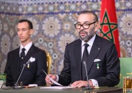 Mohamed VI, rey de Marruecos (derecha), en un discurso oficial junto a su hijo.